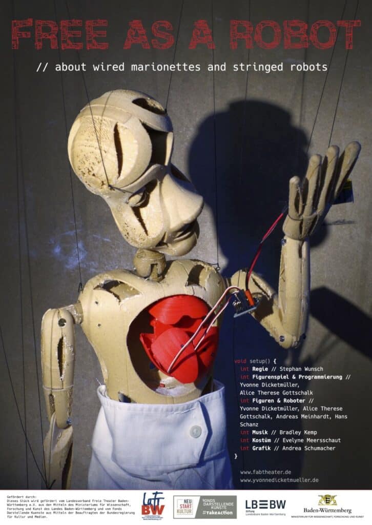 Das Bild zeigt einen 3d-gedruckten Roboter, der die Kabel seines elektrischen Herzens in der Hand hält. Es ist das Werbeplakat für das Figurentheaterstück "Free as a robot".