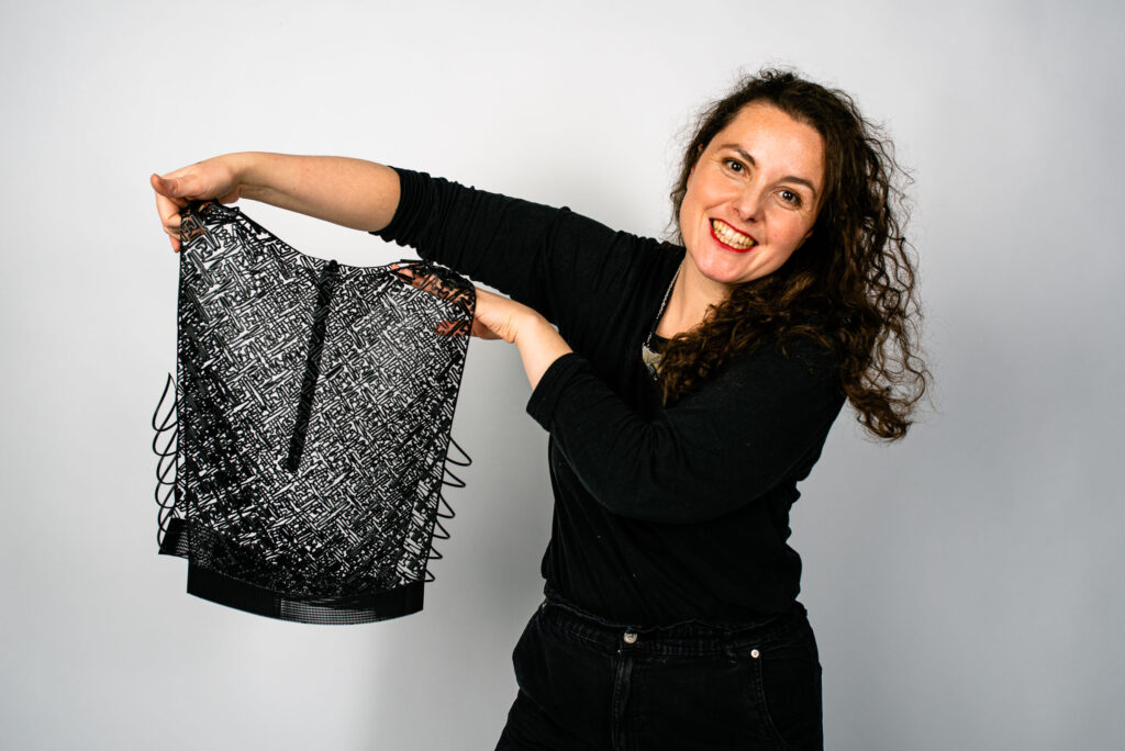 Yvonne Dicketmüller stellt Kostüme mit dem 3D-Drucker her. Hier präsentiert sie ein schwarzes, 3d-gedrucktes Tank Top.